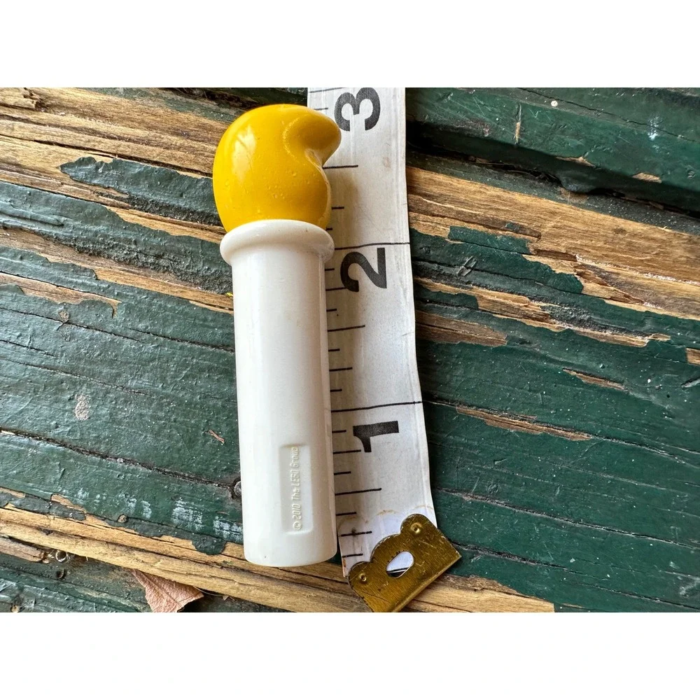 LEGO Vintage 2010 White Candle with Yellow Flame Accessory Piece 2.75 Inch‎